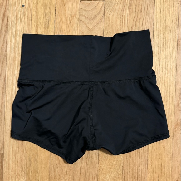 Wahi Yoga | Land + Sea shorts in Black - Picture 2 of 4